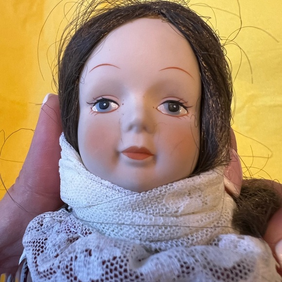 Gorham Around the World Dolls Israel 10" Lovely Miriam Porcelain W/stand - Picture 4 of 4